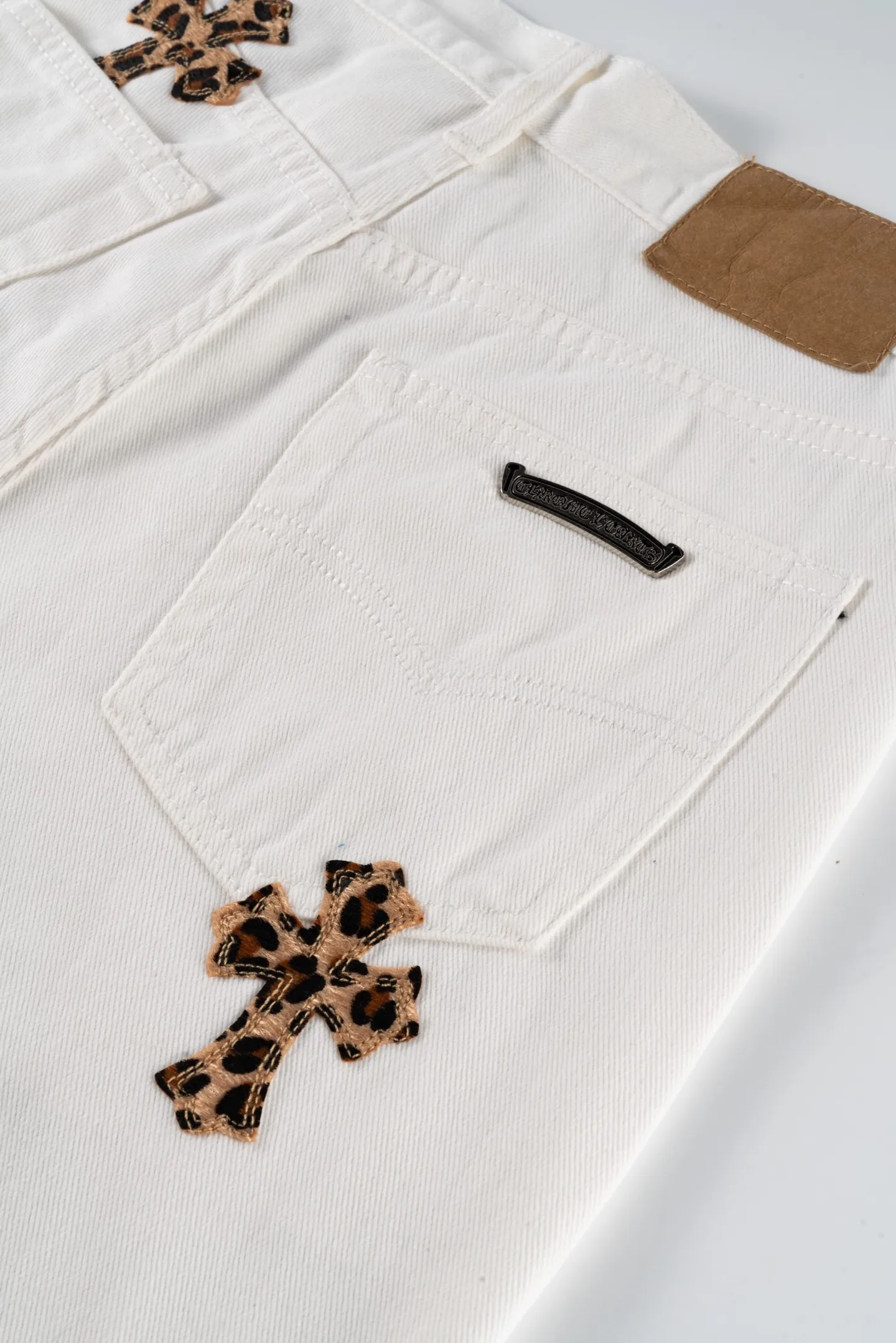 P200 Chrome Hearts 24SS white-bottom leopard-print and leather high-street jeans - Chrome Hearts' most popular color pants are made of beaded canvas fabric. Heavy washing makes the upper body of the fabric more textured and the pants are tall and straight! The three-dimensional cutting of the whole trousers is a masterpiece! The hardware is customized by zp. The beaded canvas fabric is thick and soft after being washed. It has good breathability. Customized small leather label. Unique design. The details are simple and elegant, and the workmanship is exquisite. The whole trousers are neatly routed and the details are in place! It’s so cool that both men and women can easily control the genderless trend! Style number: 1641# Size: 28 30 32 34 Color: white